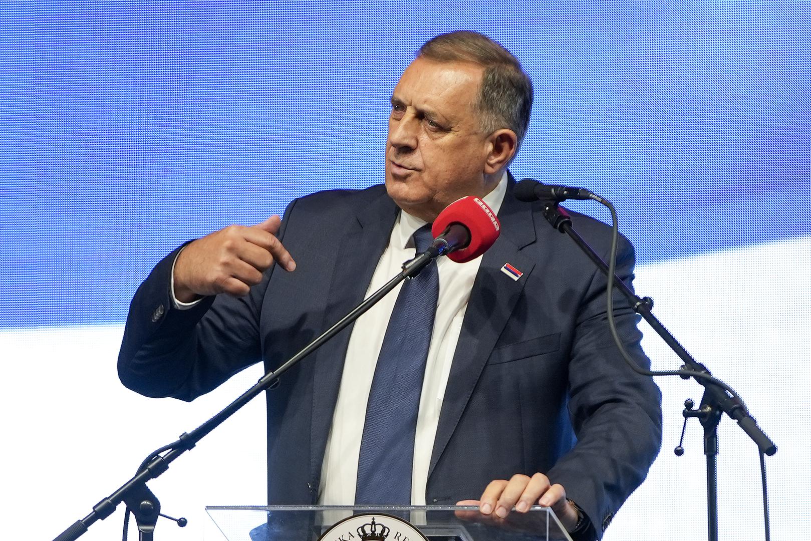 Čelnik vladajuće stranke u RS Milorad Dodik poslao je slične poruke opisavši "Oluju" kao nastavak zločina počinjenih u razdoblju Nezavisne države Hrvatske (NDH). Hrvatsku je optužio za "agresiju na RS", SAD za sudjelovanje u "genocidu i entičkom čišćenju" a vlasti Crne Gore za izdaju Srba. "Sram bilo Hrvate", kazao je Dodik uz tvrdnju kako je današnja Hrvatska imala za cilj "dovršiti posao ustaške NDH". Zaključio je kako je važno da Srbija bude jaka jer je to jedini način da se pobijede Hrvati i Bošnjaci te je poručio kako nitko neće zaustaviti integraciju Srbije i RS.