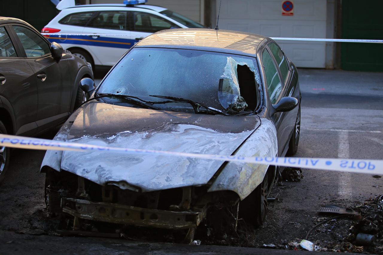 Požar na kontejneru zahvatio automobile