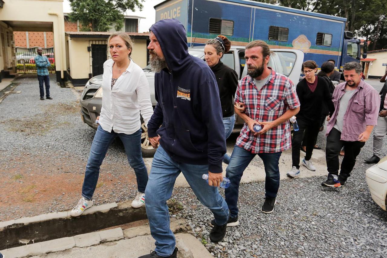 Hrvatski državljani dolaze na sud u Ndoli