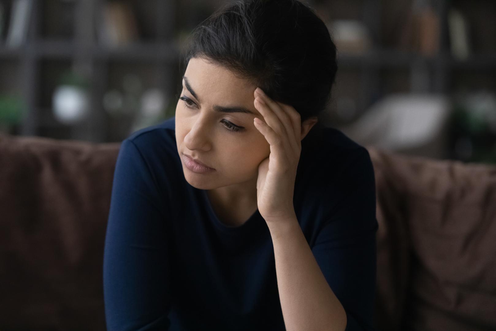 Problemi s pamćenjem i koncentracijom: Zaboravljivost, smanjena pažnja i mentalna magla su simptomi koje žene često pripisuju starenju, ali su zapravo povezani s hormonalnim promjenama.