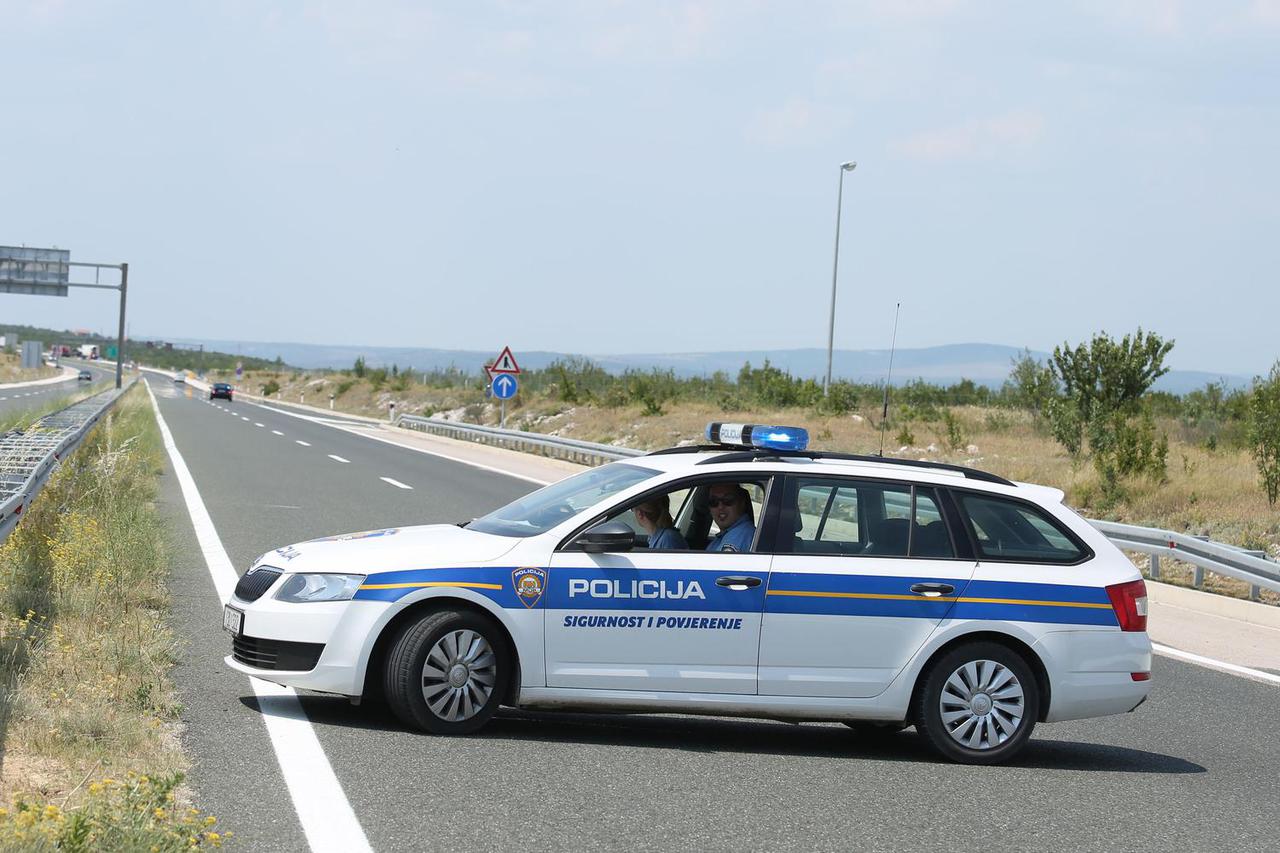 Pirovac: Cisterna s gorivom izletjela s autoceste nakon sudara s teglja?em