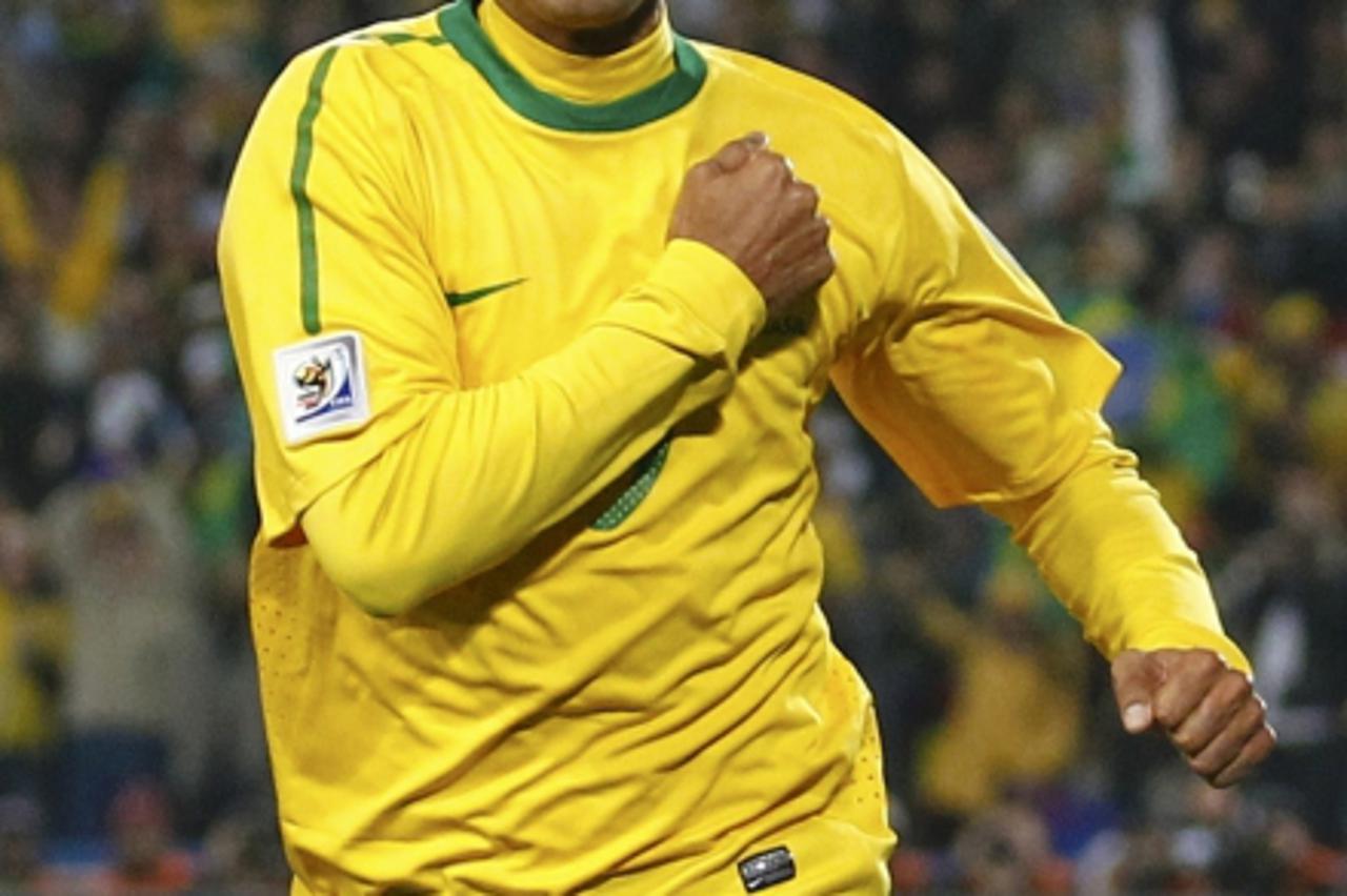 'Brazil\'s Luis Fabiano celebrates his goal during the 2010 World Cup second round soccer match against Chile at Ellis Park stadium in Johannesburg June 28, 2010. REUTERS/Kai Pfaffenbach (SOUTH AFRICA