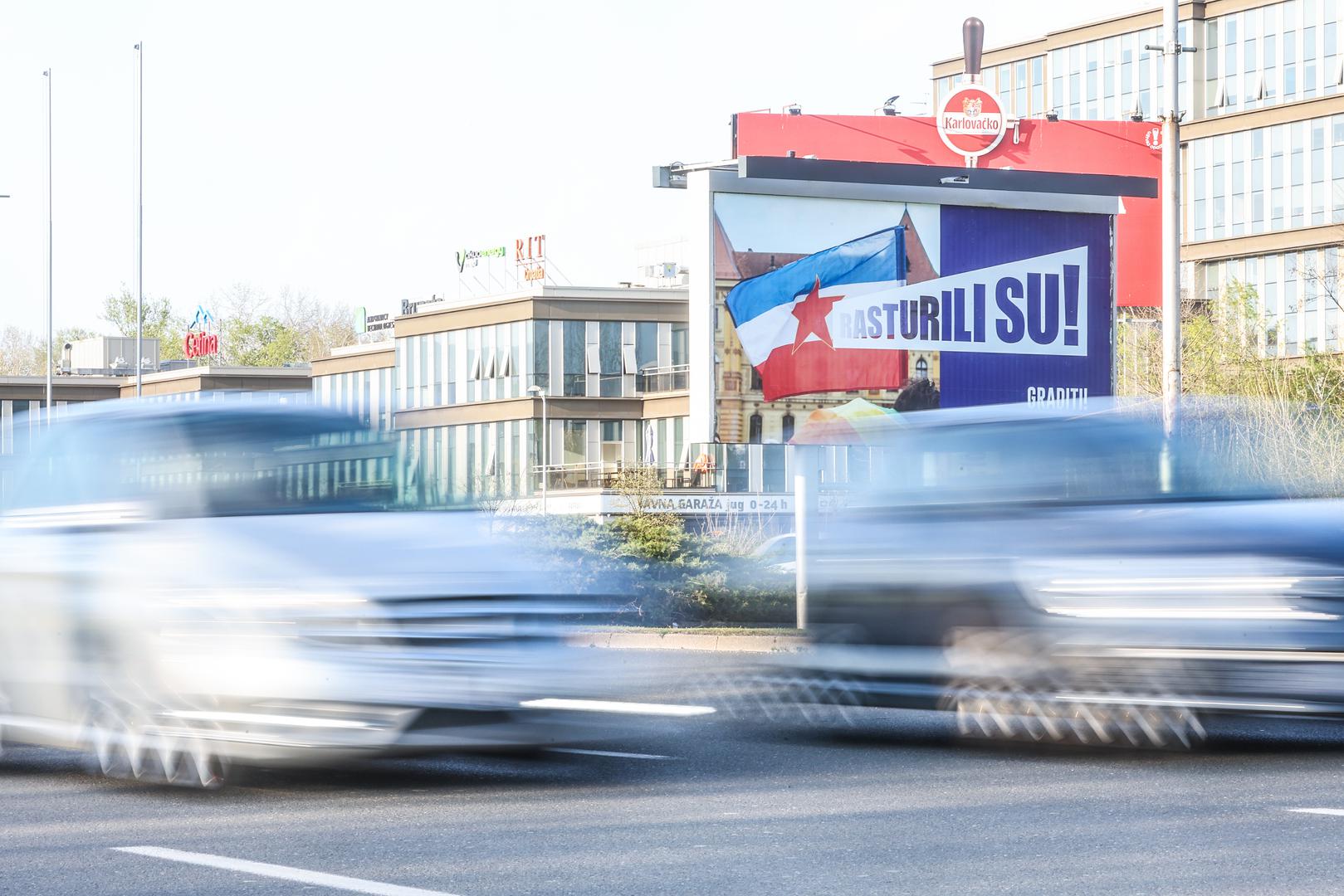 Na njemu je zastava bivše države kao i zastava duginih boja. Na plakatu piše 'Rasturili su!', a ispod toga 'Graditi! Ne rasturati'.