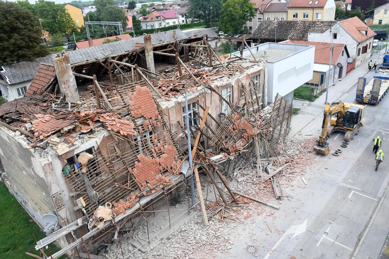 Sisak: Počelo rušenje kuće u Frankopanskoj ulici