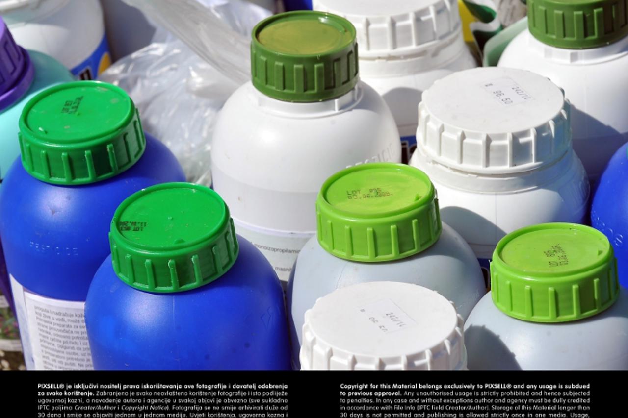 '29.06.2011., Vidovec -  Organizirano prikupljanje praznih ambalaza od otrova i pesticida koje koriste poljoprivrednici za zastitu kultura na njivama Photo: Marko Jurinec/PIXSELL'