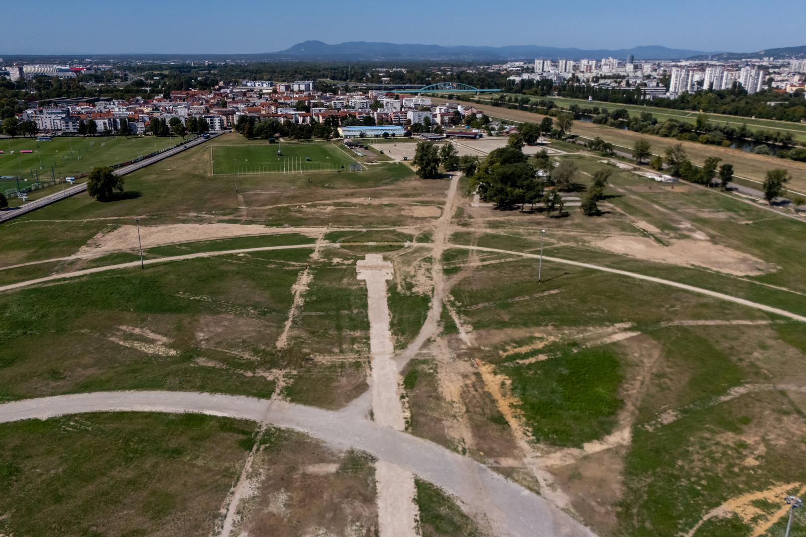 Mjesec i pol nakon velikog koncerta Marka Perkovića Thompsona u Zagrebu, 19. kolovoza započela je sanacija travnjaka i trkačkih staza na Hipodromu.