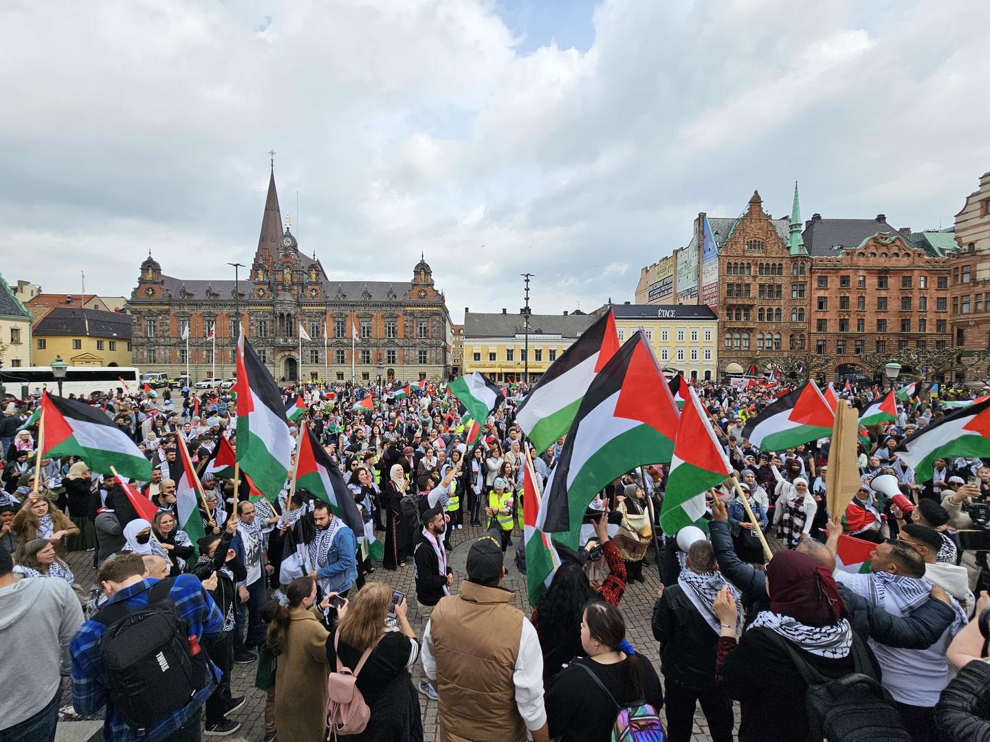 Krenuli su i u kolonu centrom grada, zasad je proteklo sve mirno. 
