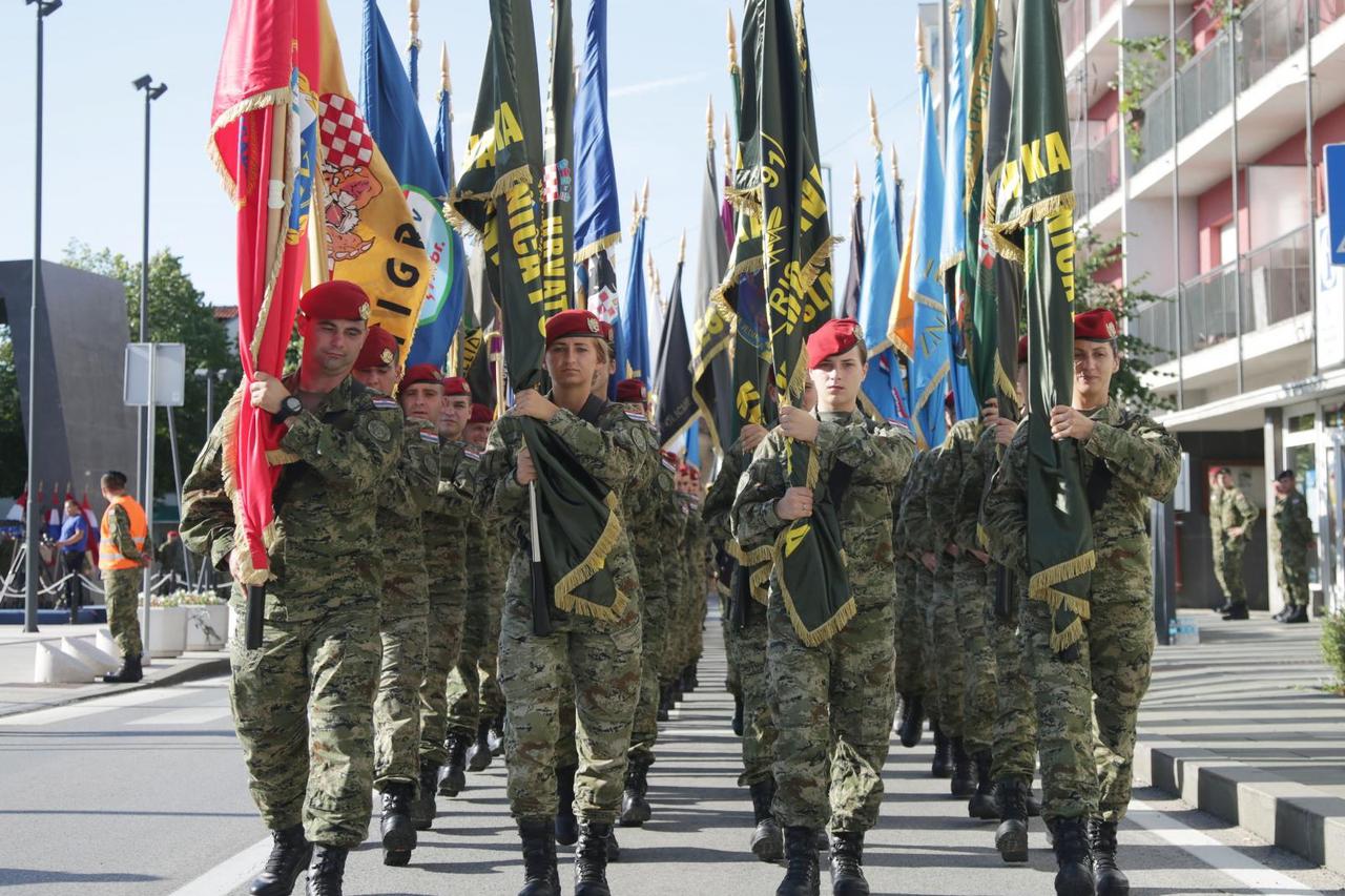 Vojne postrojbe na generalnoj probi za obilježavanje Dana domovinske zahvalnosti