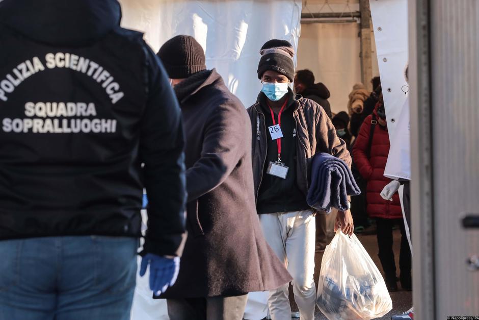Napulj: Brod nevladine organizacije Sea Eye 4 s migrantima stigao u luku noseći dva leša