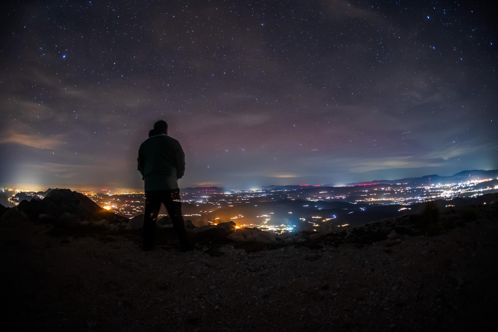 Upravo taj proces stvara fascinantne oblike i boje polarne svjetlosti, aurore borealis.