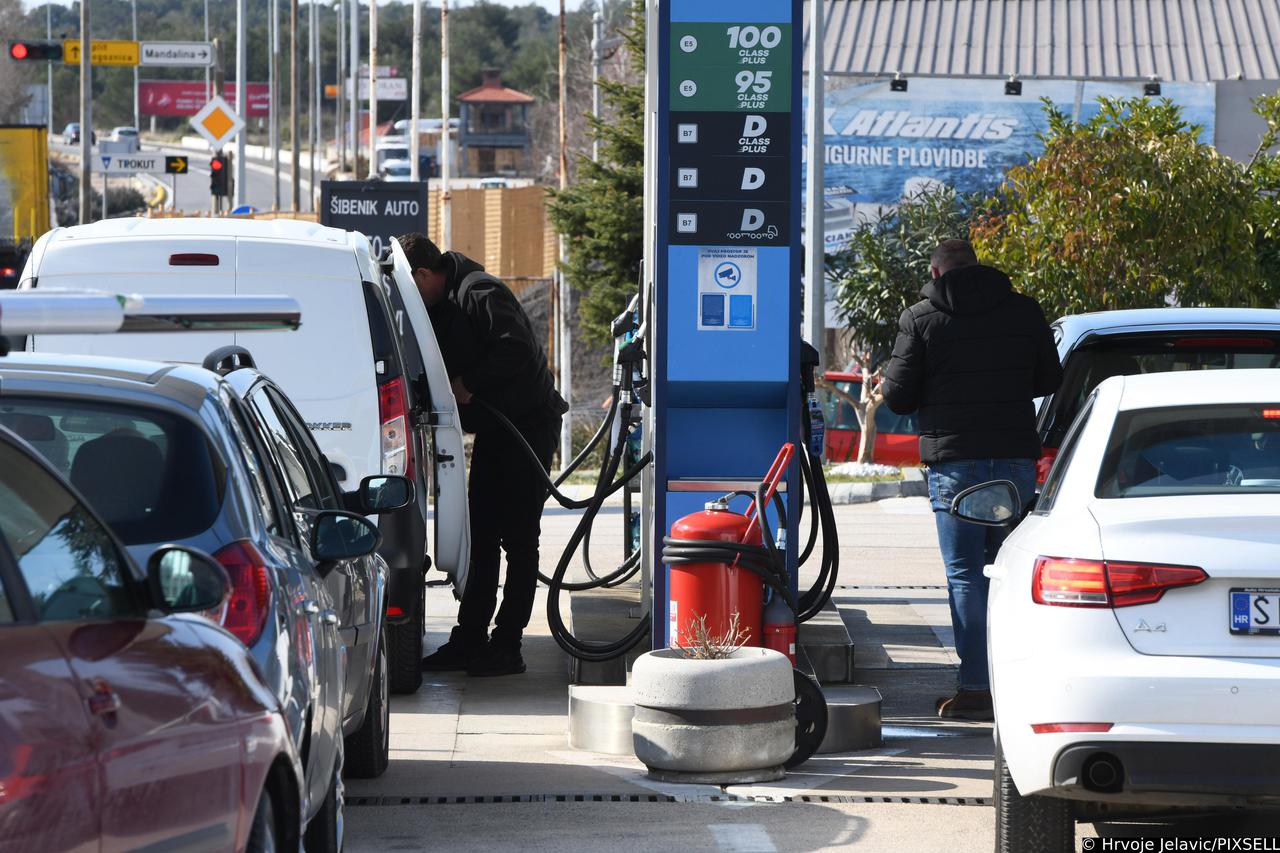 Gužve na benzinskim postajama zbog najavljenog poskupljenja naftnih derivata