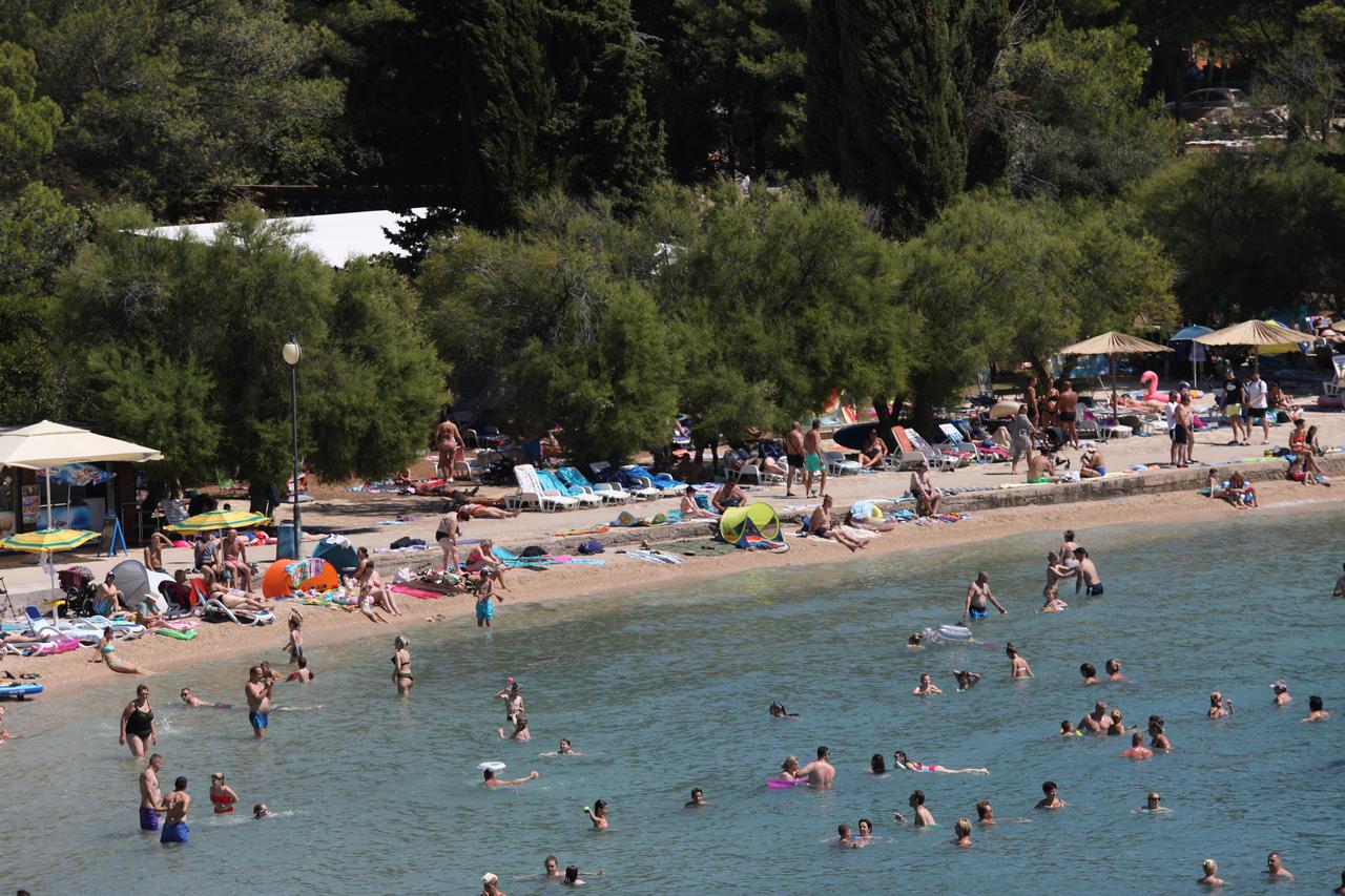 Kupa?i na plaži Vodice