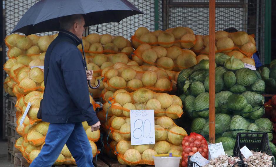 Karlovac: Na gradskoj tržnici bogata je ponuda zelja