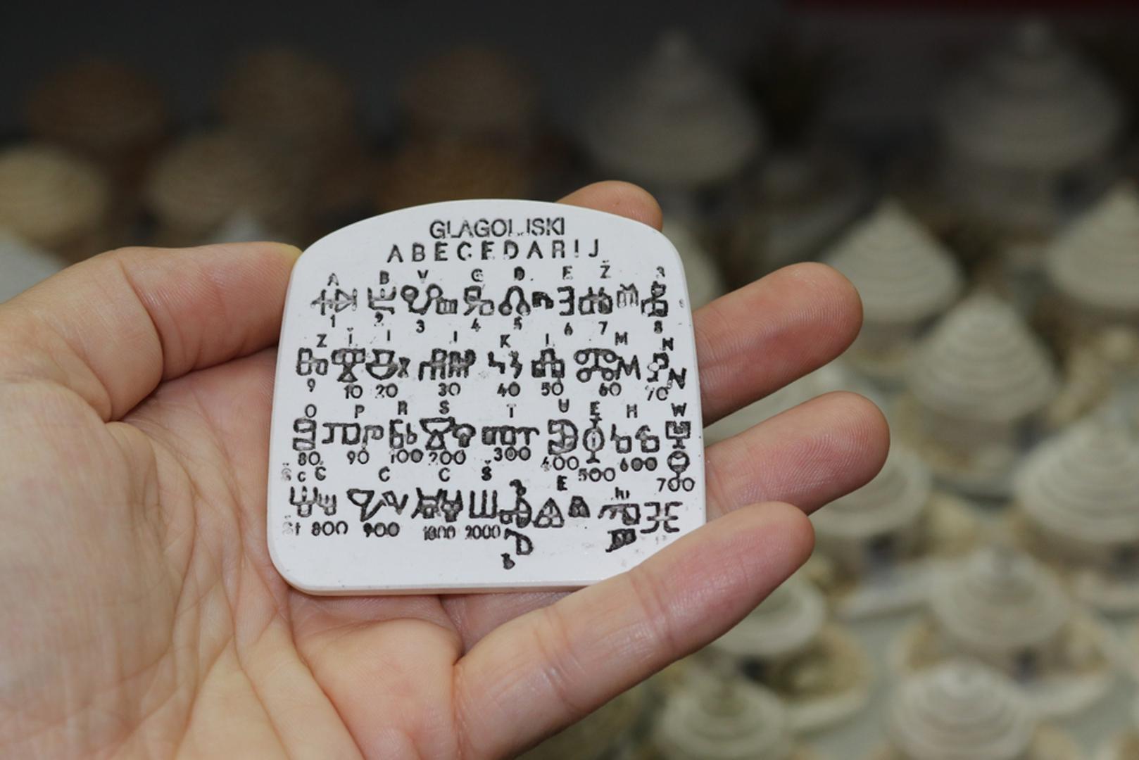 Nakit s motivom glagoljice: Glagoljica na privjesku, naušnicama ili narukvici spaja povijest i suvremeni stil u jednoj sitnici. Možete odabrati slovo koje simbolizira ime, početno slovo prezimena ili jednostavno motiv koji izgleda minimalistički i moderno. To je poklon koji ima priču, a lako se uklapa u svakodnevne kombinacije.