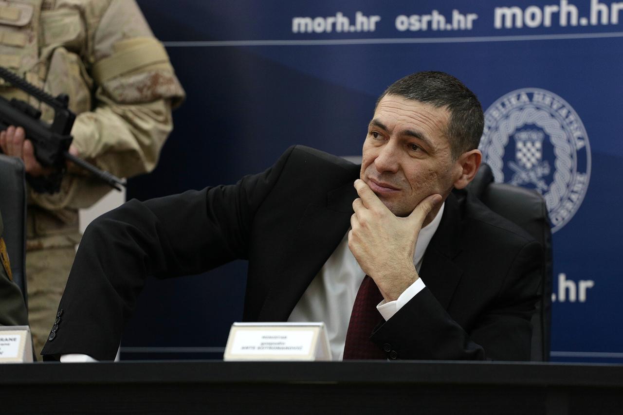 13.01.2015., Zagreb - Ministar Ante Kotromanovic potpisao je u Ministarstvu obrane Ugovor o nabavi vojne opreme za potrebe OS RH.  Photo: Zarko Basic/PIXSELL