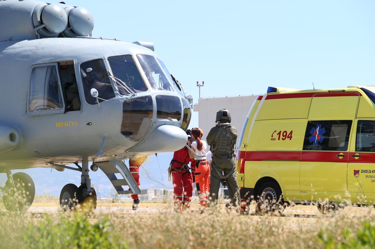 Na splitski helidrom uz pripadnike HGSS-a sletio helikopter koji je dovezao jednu osobu