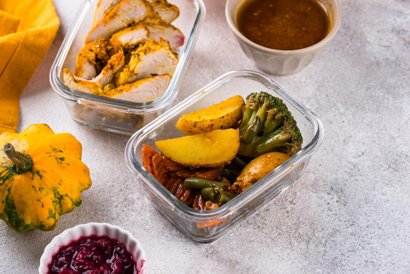 Volite ostatke. Pretvorite pečeno povrće u fritatu, rižu u prženu rižu, a ustajali kruh u bruschette ili engleski puding. Ostatke označite datumom i isplanirajte 'večer iz hladnjaka'. Tako nastaju nova jela i manje otpada.