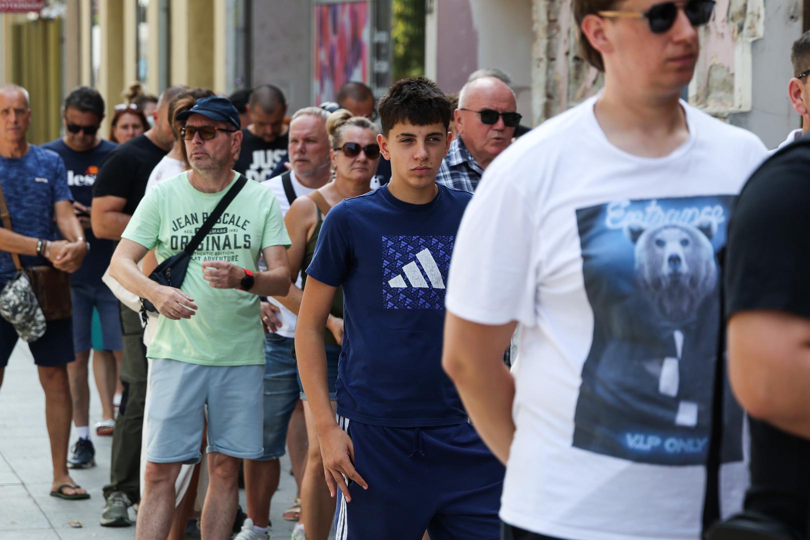 Naime, samo prvog dana prodaje, koja je započela u podne, planulo je oko 80.000 ulaznica, a interes publike stiže iz cijele Hrvatske i inozemstva. Iz pjevačeva tima, u suradnji s Gradom Vukovarom, poručuju kako je osiguran dovoljan prostor i svi potrebni uvjeti kako bi svi zainteresirani mogli biti dio velikog glazbenog okupljanja u gradu heroju.