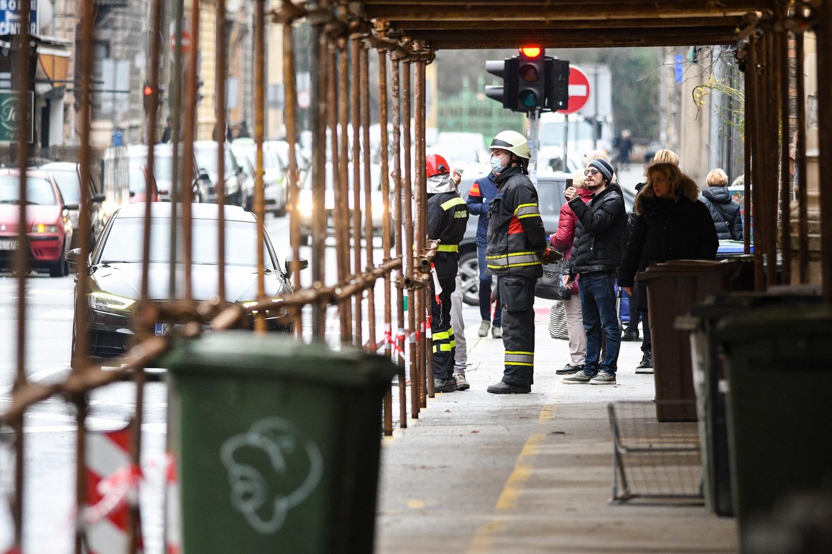 24.01.2021., Zagreb - Vatrogasci saniraju stetu od potresa u Gundulicevoj. 
Photo: Zoe Sarlija/PIXSELL