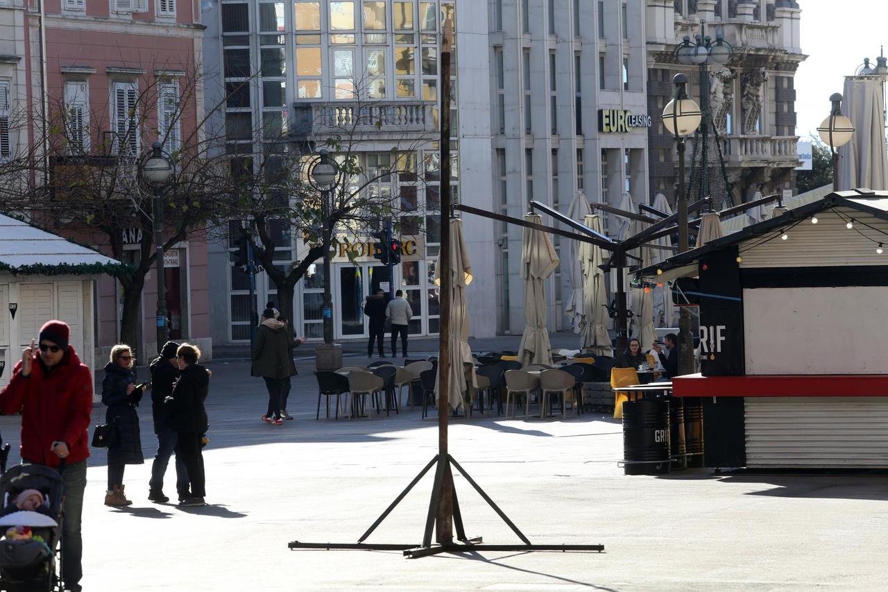 Samo je željezni kostur ostao od Kožarićeve instalacije “Stog sijena” na riječkome Trgu 128. brigade Hrvatske vojske