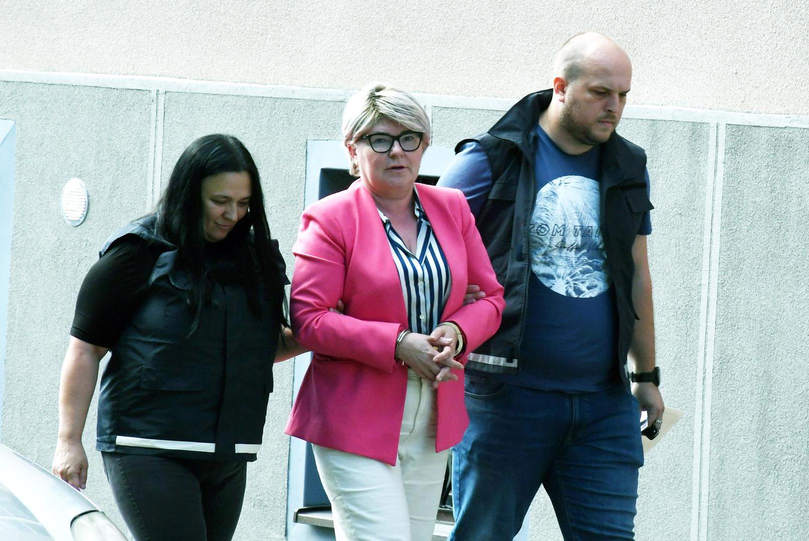 Kako doznajemo, uhićeni su aktualna ravnateljica Neuropsihijatrijske bolnice "Dr. Ivan Barbot" Popovača dr. Marina Kovač,

