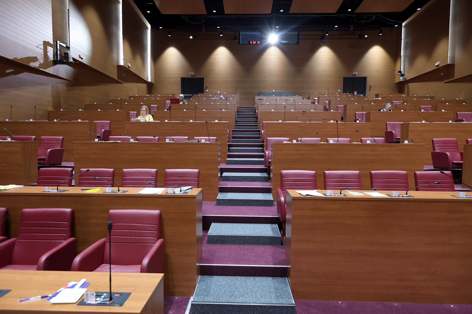 Građani Hrvatske danas su odlučili bojkotirati trgovine u znak protesta protiv rasta cijena, no čini se da su saborski zastupnici ovu akciju krivo shvatili – umjesto trgovina, bojkotirali su posao.