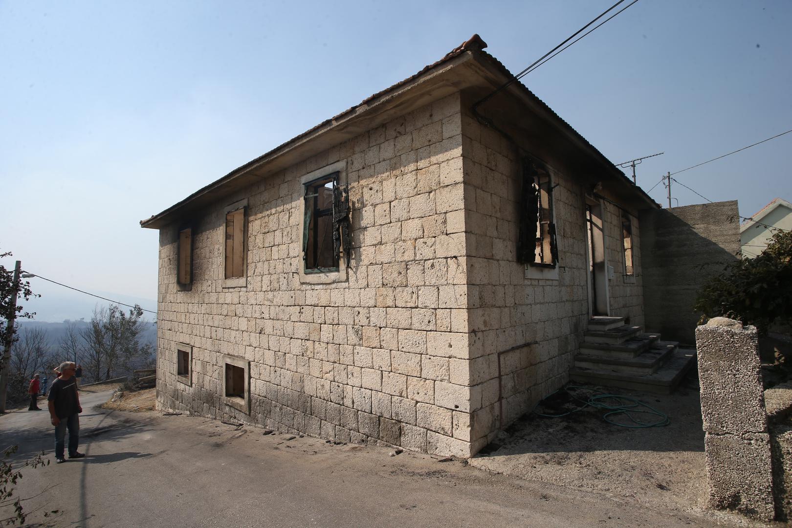 Izgorjela je kuća u kojoj je živjela majka sa sinom.