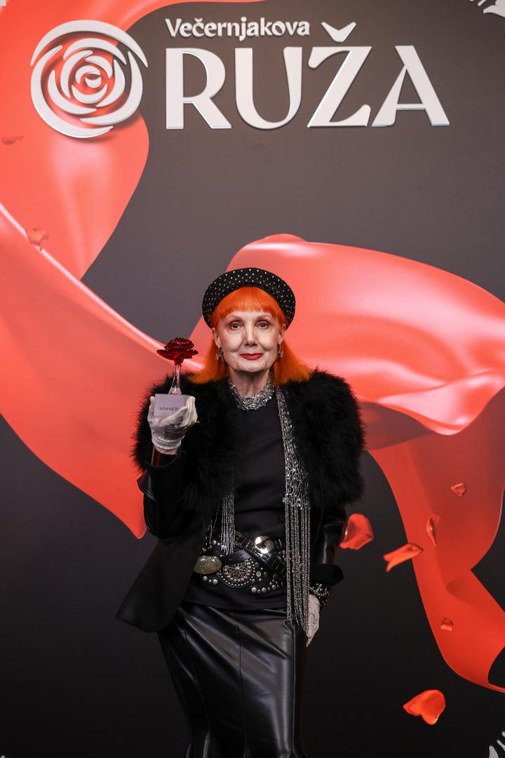 Veliko finale večeri pripalo je glazbi. Lovac iz Potjere Dean Kotiga i aktualna Miss Hrvatske Laura Gnjatović imali su čast proglasiti Glazbenika godine, a pobjednica je Josipa Lisac.