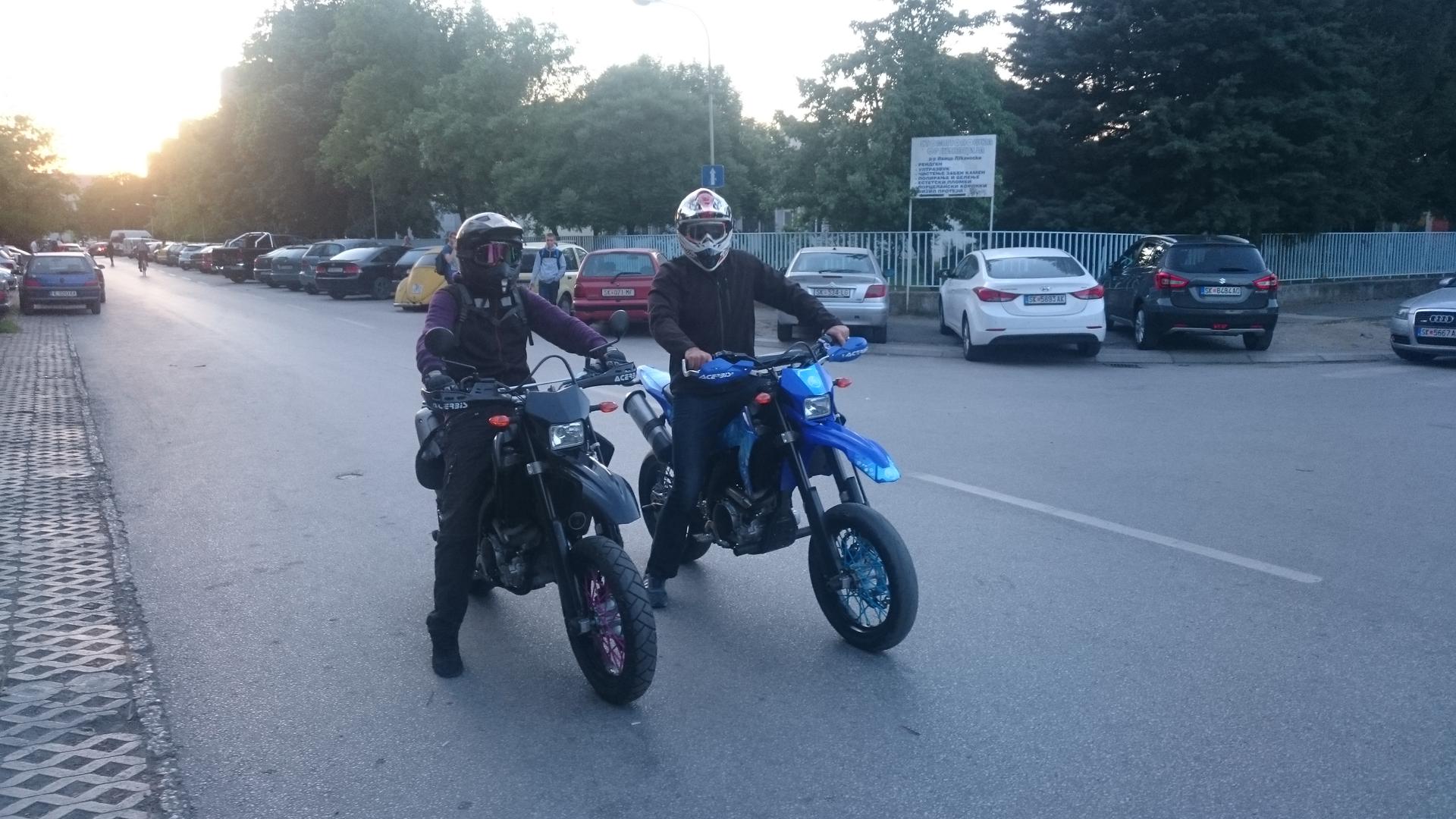 Jedine dvije Yamahe WR 250 X u Makedoniji u vlasništvu su našeg domaćima Ševa. Mirko je dobio priliku provesti se s njim ulicama Skoplja