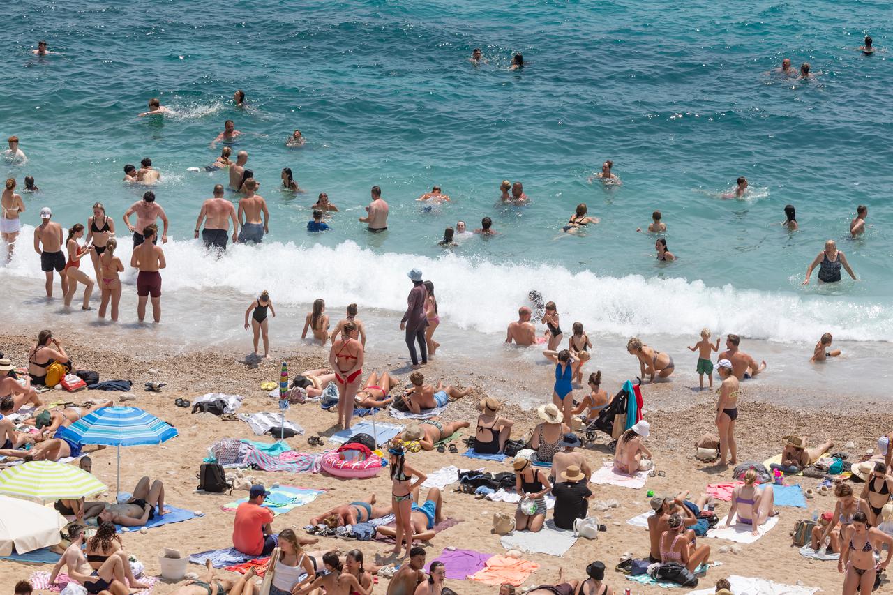 Dubrovnik:  Prepune dubrovačke plaže i gužva unutar zidina