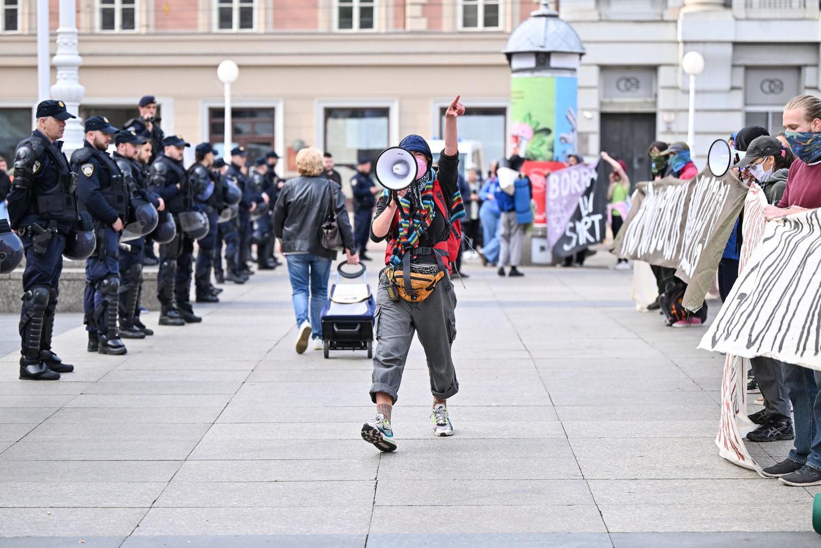 04.05.2024., Zagreb - Prosvjed koji se paralelno odrzao s molitvom muskaraca na Trgu bana Jelacica u Zagrebu. Photo: Neva Zganec/PIXSELL