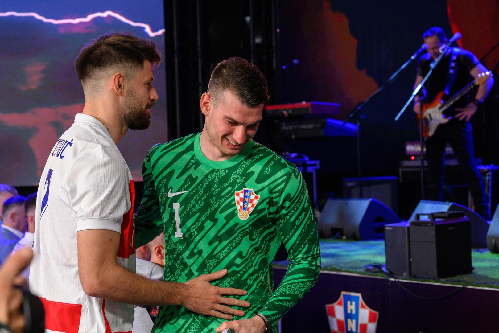 10. Upečatljiva zgoda je bila njegova svađa s Dominikom Livakovićem. Nekoliko dana prije utakmice Superkupa s Hajdukom, ozbiljno su se posvađali oko krivo dodane lopte i primljenog kola, kazali su svjedoci. Dodali su kako je bilo dobacivanja i psovki, a fizičko obračun morali su sprječavati suigrači i članovi stožera.