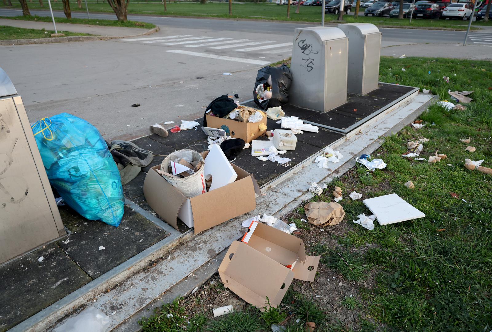 Ružne slike razbacanog smeća, ponajviše tekstilnog otpada, nisu od jučer i traju godinama, praktički od samog postavljanja spremnika, javlja Pixsellov fotoreporter Patrik Macek koji je dokumentirao i situaciju danas. 