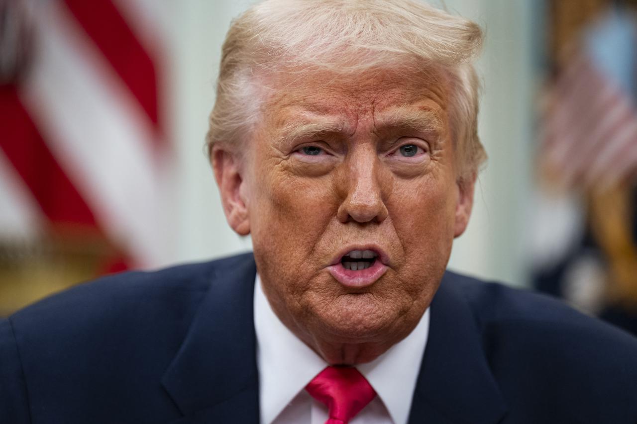 US President Donald Trump Signs Executive Order Pausing USMCA Tariffs