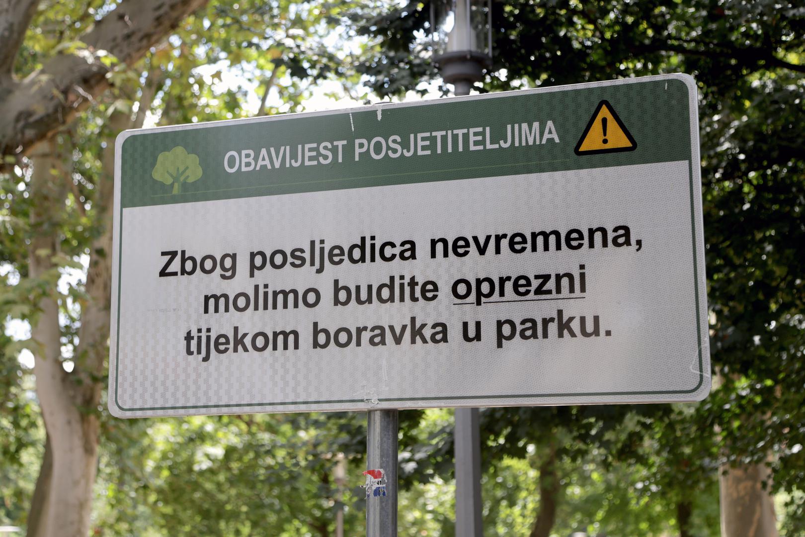 Na ulazu u zagrebački park Ribnjak, koji se proteže uz istočne zidine Kaptola, stoji znak upozorenja.
