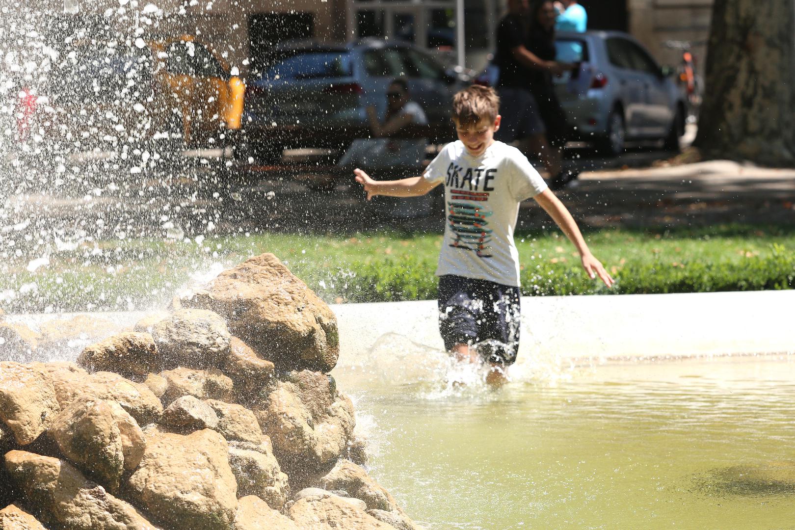22.07.2022., Zagreb - Gradjani na razne nacine pronalaze spas od visokih ljetnih temperatura. Photo: Lovro Domitrovic/PIXSELL