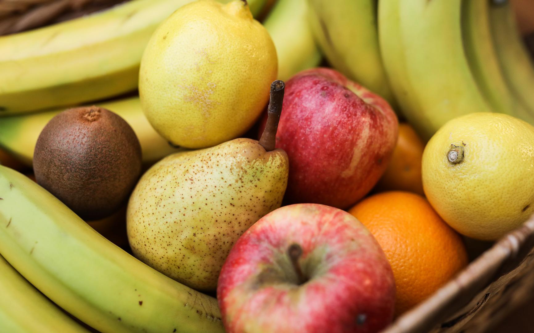 Sjeme i bilje za sadnju koje je na popisu zabranjenih vrsta i za koje nije obavljen obvezni fitosanitarni pregled obvezno se oduzimaju od putnika. Voće izuzeto od navedenih fitosanitarnih propisa i za njih nije potreban fitosanitarni certifikat:
- ananas, svjež ili suh
- kokosov orah, svjež ili suh, neovisno je li oljušten ili oguljen ili ne
- durian
- banane, uključujući banane za kuhanje, svježe ili suhe
- datulje, svježe ili suhe.