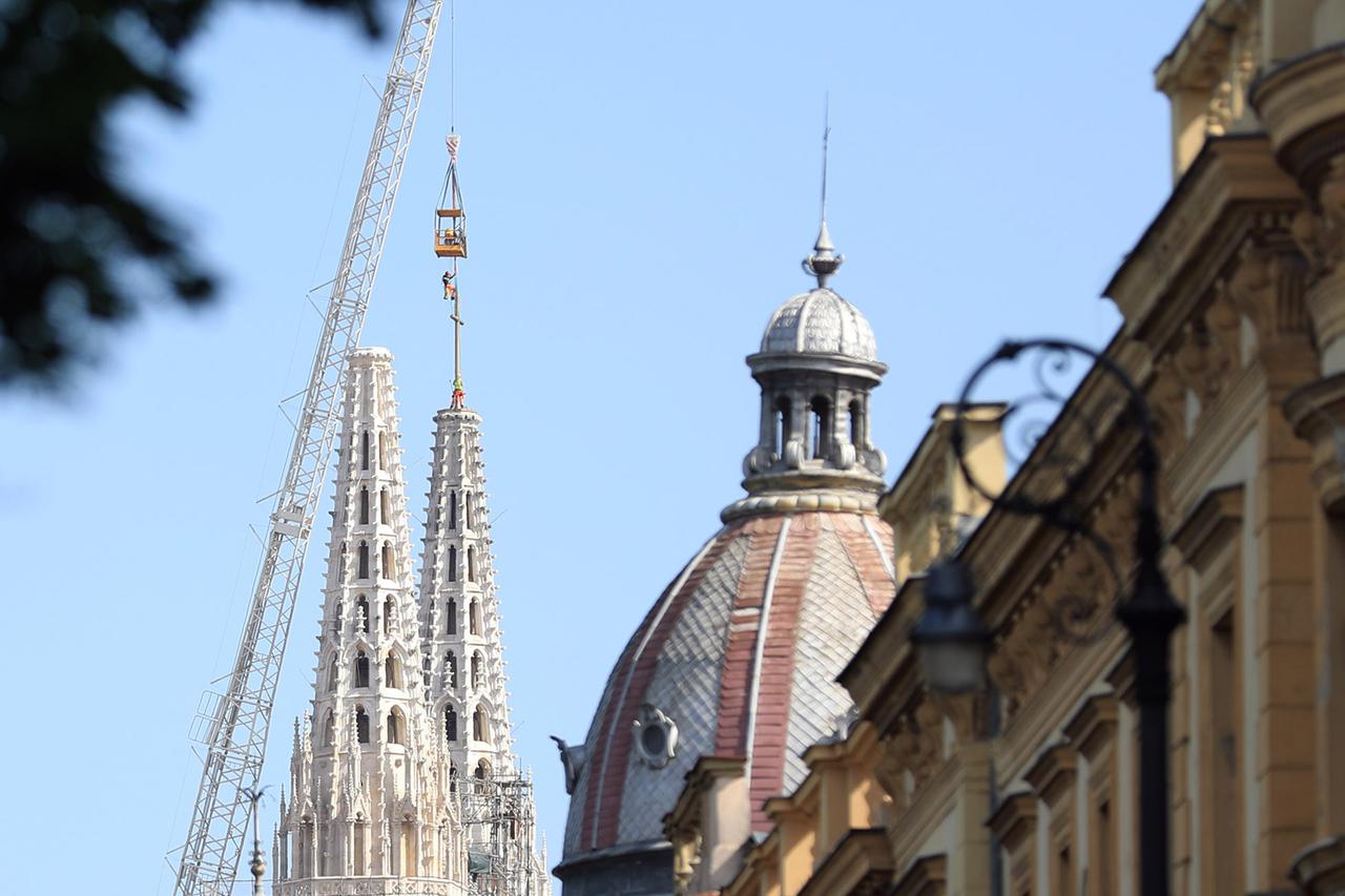 Zagreb: Postavljanje križeva na zagrebačku katedralu