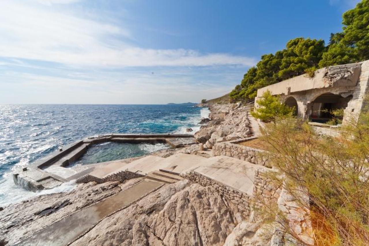 '07.10.2011., Vojni kompleks Kupari, Zupa dubrovacka - 3 objekta koje je izgradila i koristila bivsa JNA za visoke duznosnike a sad koristi Hrvatska vojska. Objekti su u vlasnistvu Hrvatskog fonda za 