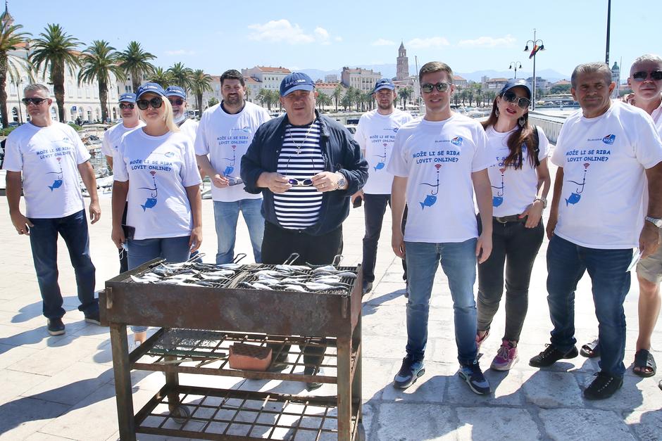 Kerum Splićanima dijelio srdele i majice s natpisom