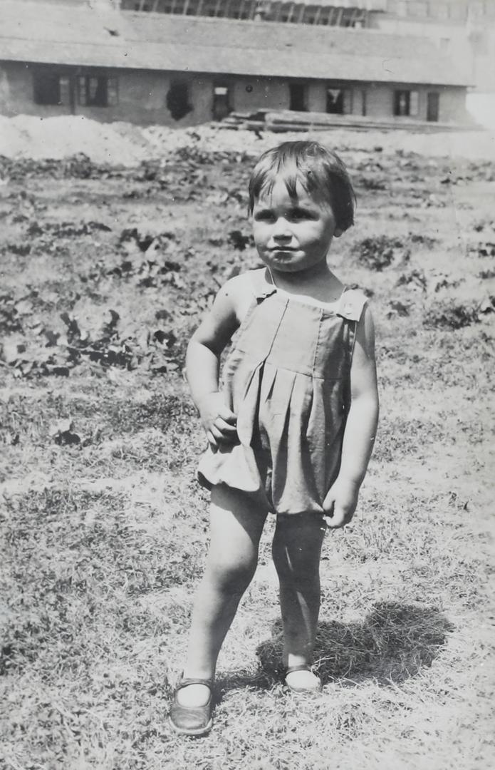 Rođen je 20. siječnja 1929. godine u Zagrebu, u obitelji u kojoj je glazba bila svakodnevica. Otac mu je bio trgovac, ali i strastveni ljubitelj opere te svirač u orkestru, dok je majka pjevala u crkvenom zboru.