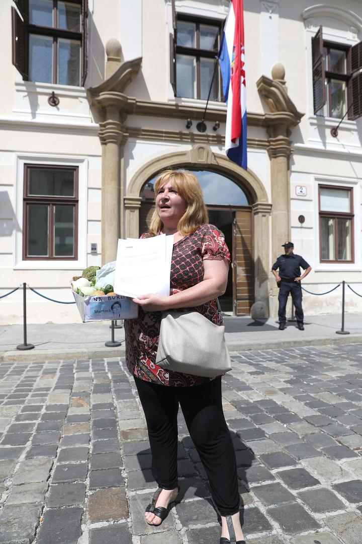 "Vladu nije briga za 320.000 blikiranih tako da smo ovaj put stavili naglasak na pravo na ljetovanje bivše ministrice. Da vidimo koliko ih je briga za Martinu Dalić koja je dala otkaz i krpa kraj s krajem sa 166.000 kn koje će joj isplatiti za godinu dana", poručuju.