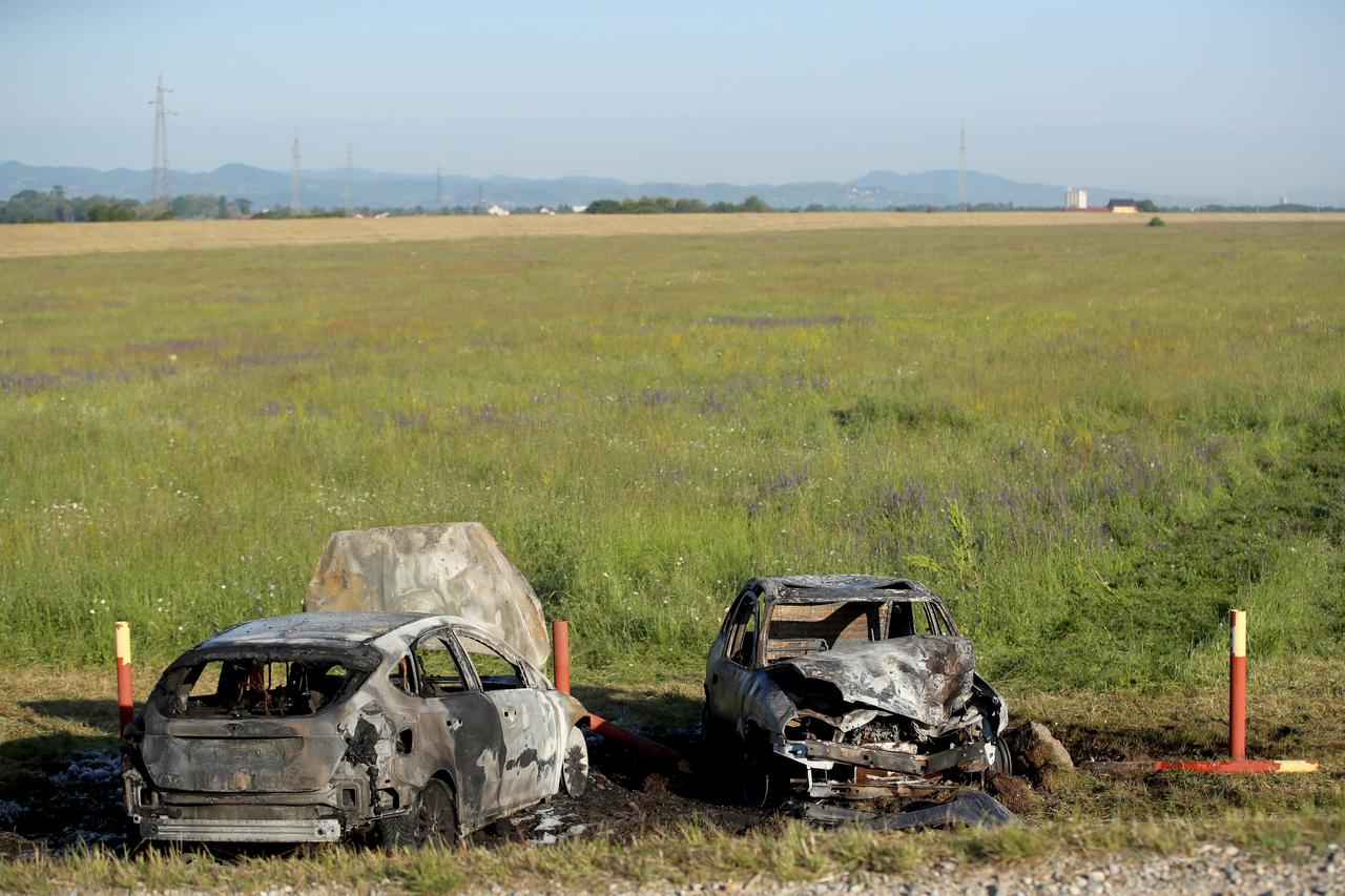 Zagreb: Policijski očevid uz dva zapaljena automobila u Odranskom Obrežu