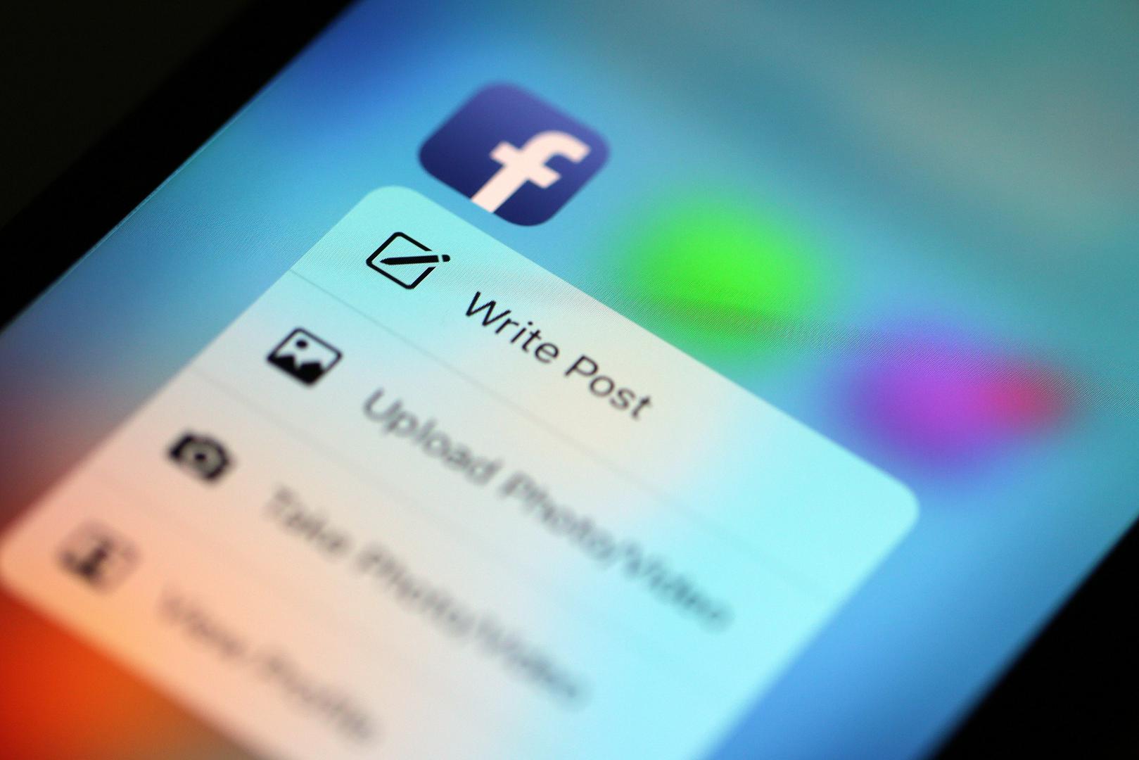 3. Prema najnovijim istraživanjima, prva stvar koju ljudi rade nakon seksa nije više ljubljenje ili maženje već provjeravanje svojih profila na Facebooku i Twitteru.