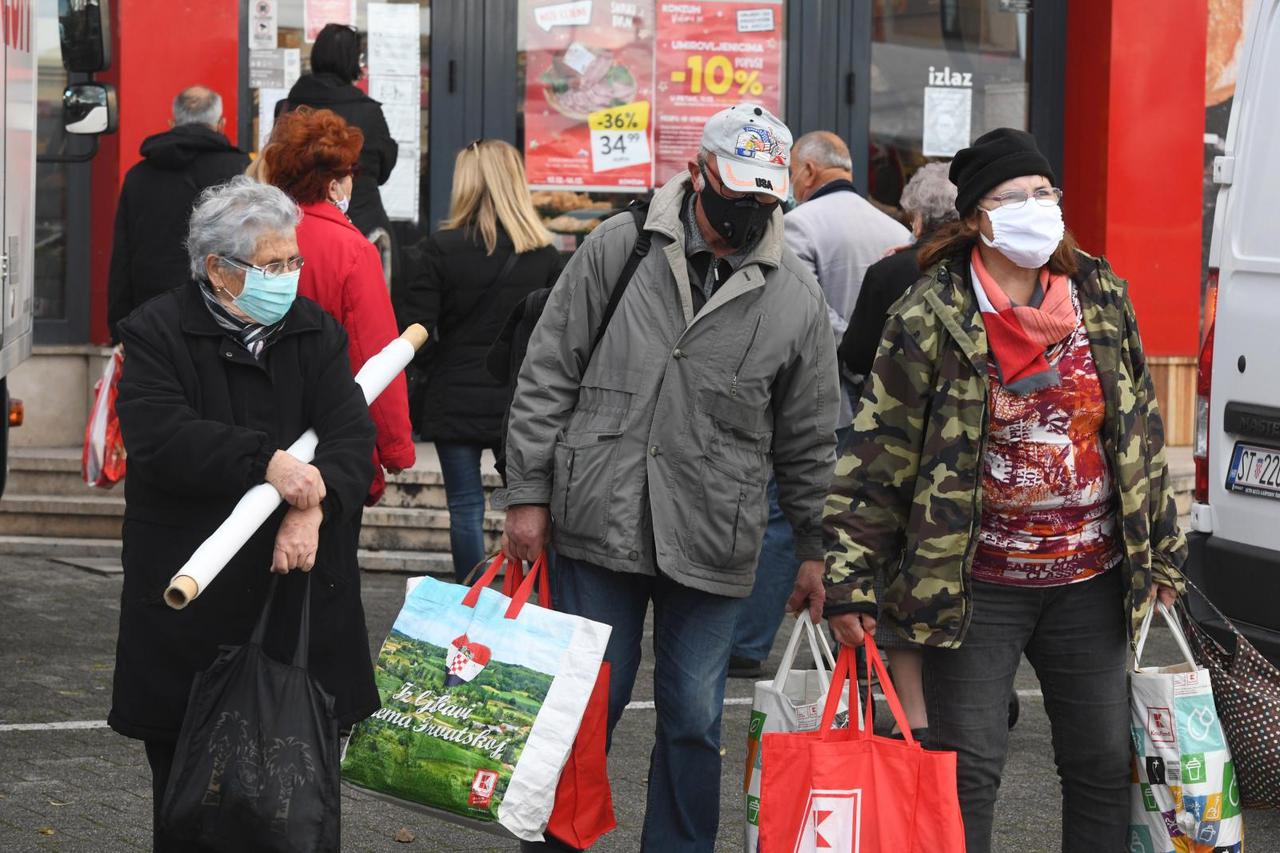 Šibenik: Ispred nekih trgovina već se stvaraju gužve