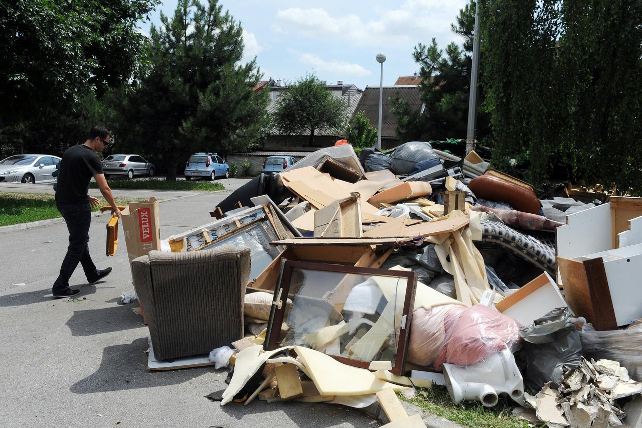 27.06.2014., Zagreb - Ilegalno odlagaliste otpada u Ulici Ivane Brlic Mazuranic u naselju Spansko.  Photo: Davor Visnjic/PIXSELL