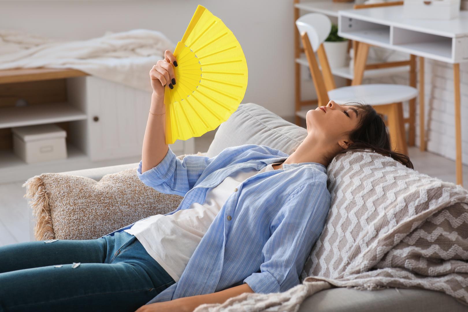 To čini zrak oko biljaka vlažnijim, a time se apsorbira više topline što pomaže biljkama da se brže ohlade. Sobne biljke također će uvelike poboljšati cirkulaciju zraka u prostoriji, pa mogu djelovati kao prirodni ventilatori, tako da se ovog ljeta ne morate brinuti o troškovima struje. Evo koje je biljke dobro staviti u svom dom kao prirodne ventilatore.