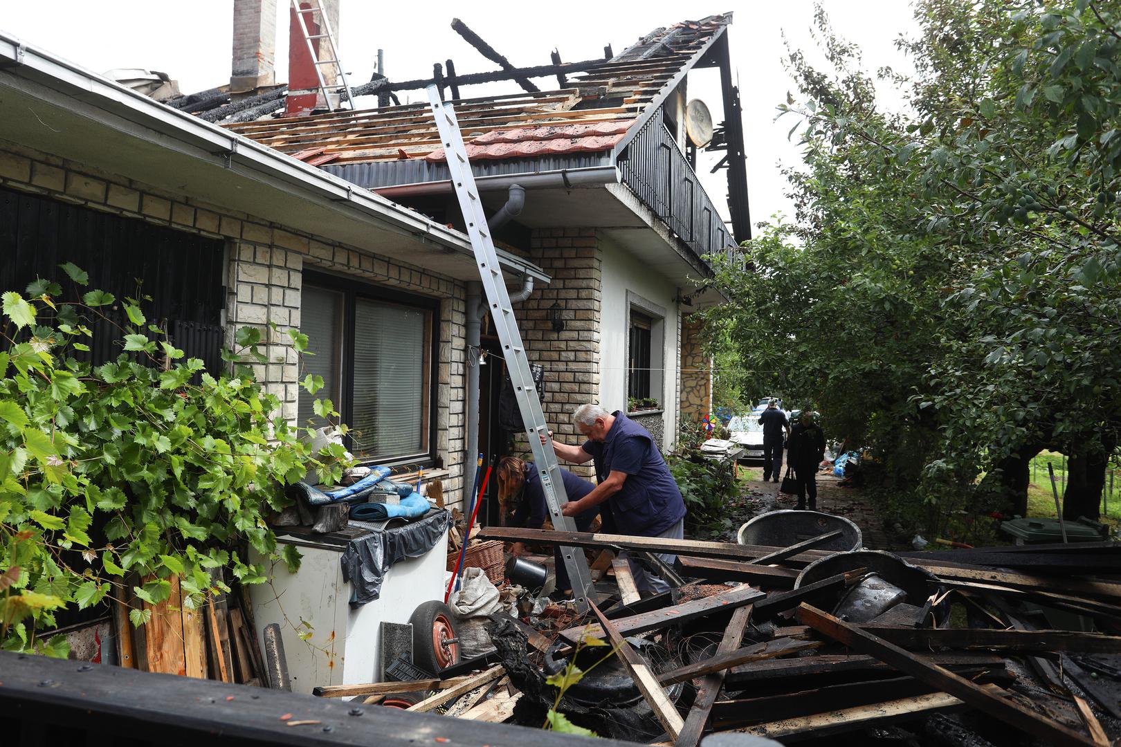 29.05.2024., Karlovac - Kriminalisticko istrazivanje i protueksplozivni pregled kuce u Zumberackoj ulici u gradskoj cetvrti Borlin u koju udario grom te je prilikom gasenja ozlijeden vatrogasac. Photo: Kristina Stedul Fabac/PIXSELL