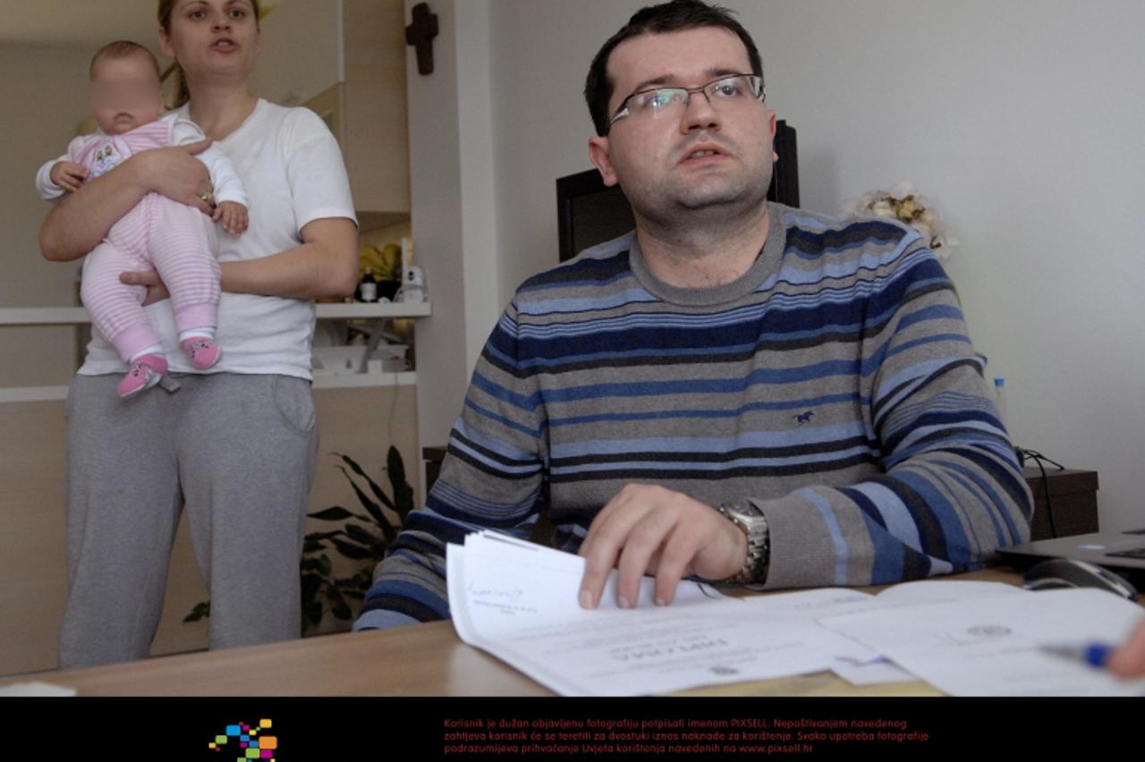 \'20.01.2010, Osijek - Sumnjivi natjecaj za specijalizaciju na osjeckoj pedijatriji na kojem se nemoze proci iako postoji samo jedan kandidat,dr Milan Buric i supruga Marijana sa bebom.  Photo: Davor 