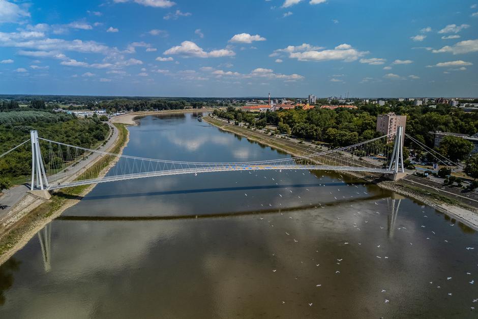 Pogled iz zraka na rekordno nizak vodostaj rijeke Drave kod Osijeka